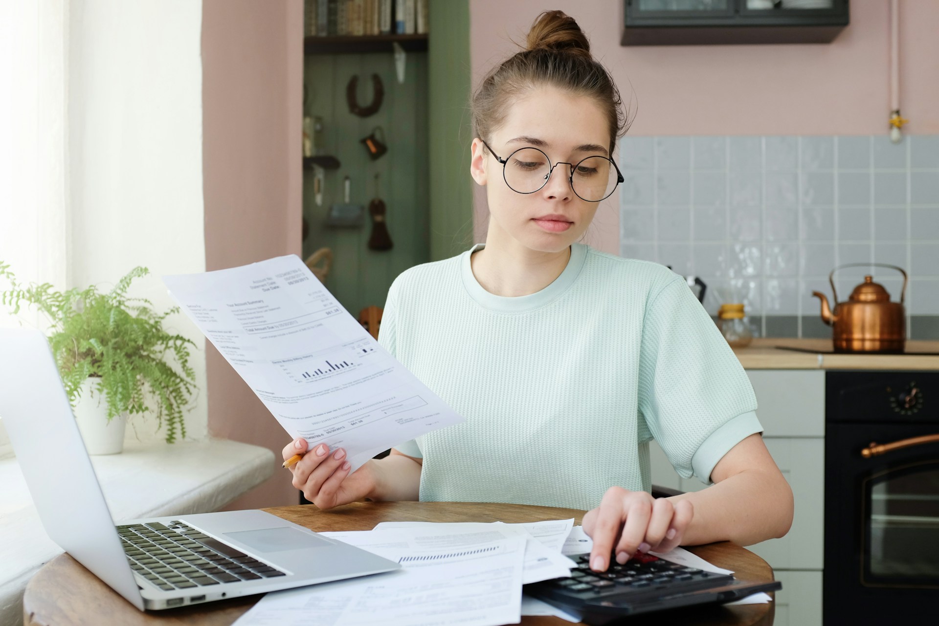 8 Ideas to Cut Your Monthly Expenses and Save Money