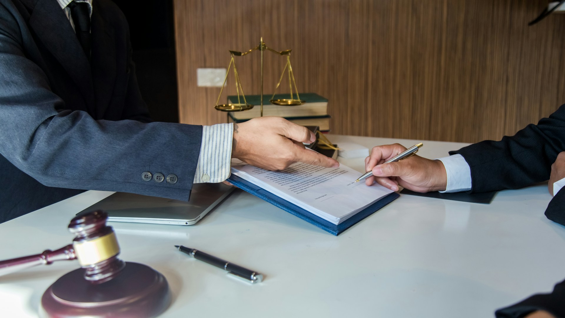 4 Signs to Find a Personal Injury Lawyer After a Bicycle Accident